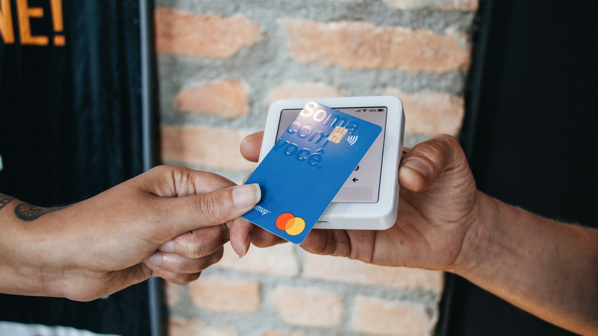 La technologie du paiement sans contact semble parfaite. Mais les fraudeurs ont des yeux partout, il faut donc être prudent dans ce domaine également